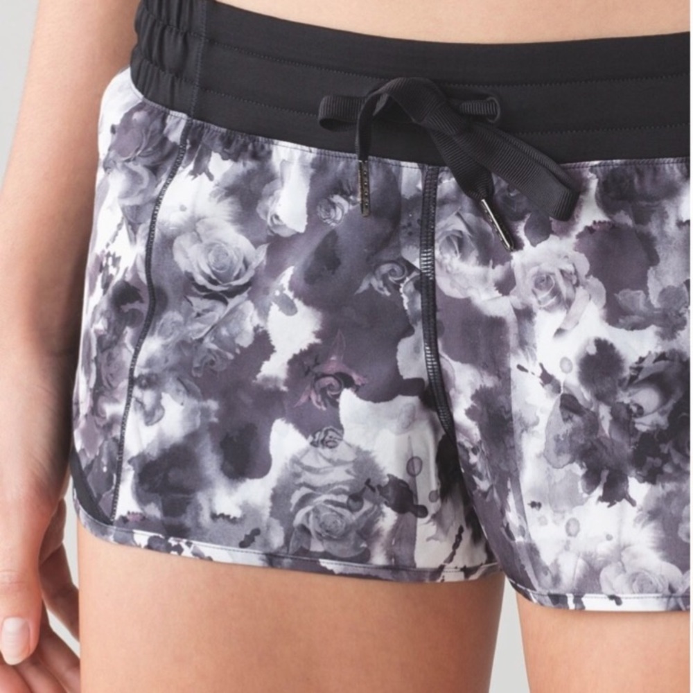 RARE Lululemon Athletica Hotty Hot Shorts! 🖤